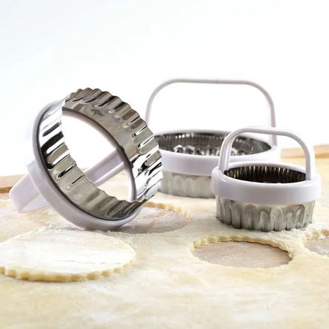 SCALLOP BISCUIT / COOKIE CUTTER, SET OF 3