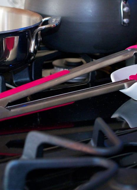 12" SILICONE LOCKING TONGS, RASPBERRY